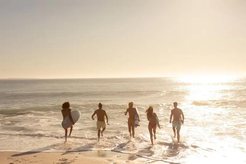 真正的朋友，不是表面的热闹，而是真心相待。不用刻意讨好，相处起来舒服自在，就像和