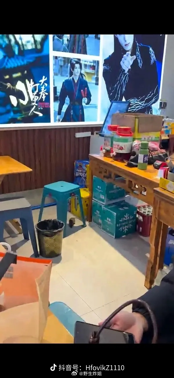 妈呀。。炸串店里是不是有老鼠啊王鹤棣家炸串店现状
