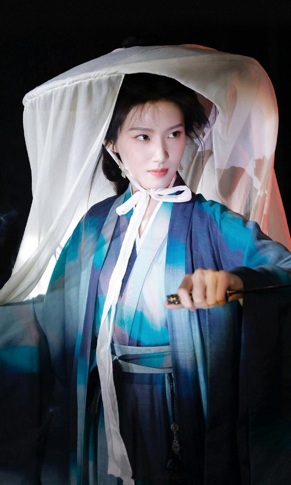 卢昱晓何不同舟渡物料，眼神好灵噜噜晓的确有做剧花的潜质 