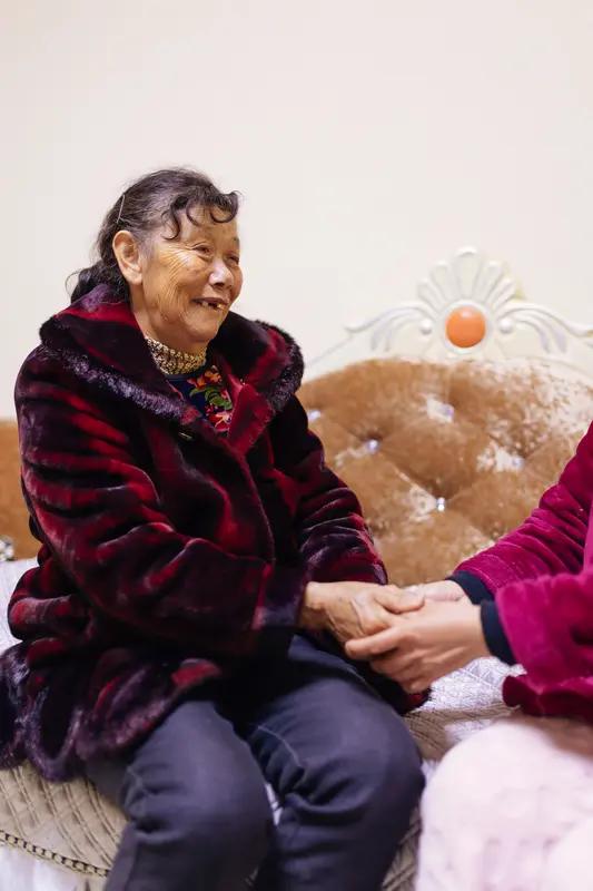 74岁老人获评“好婆婆”，真的太暖了！她那句“儿媳花钱时在她妈家，挣钱时在咱家，