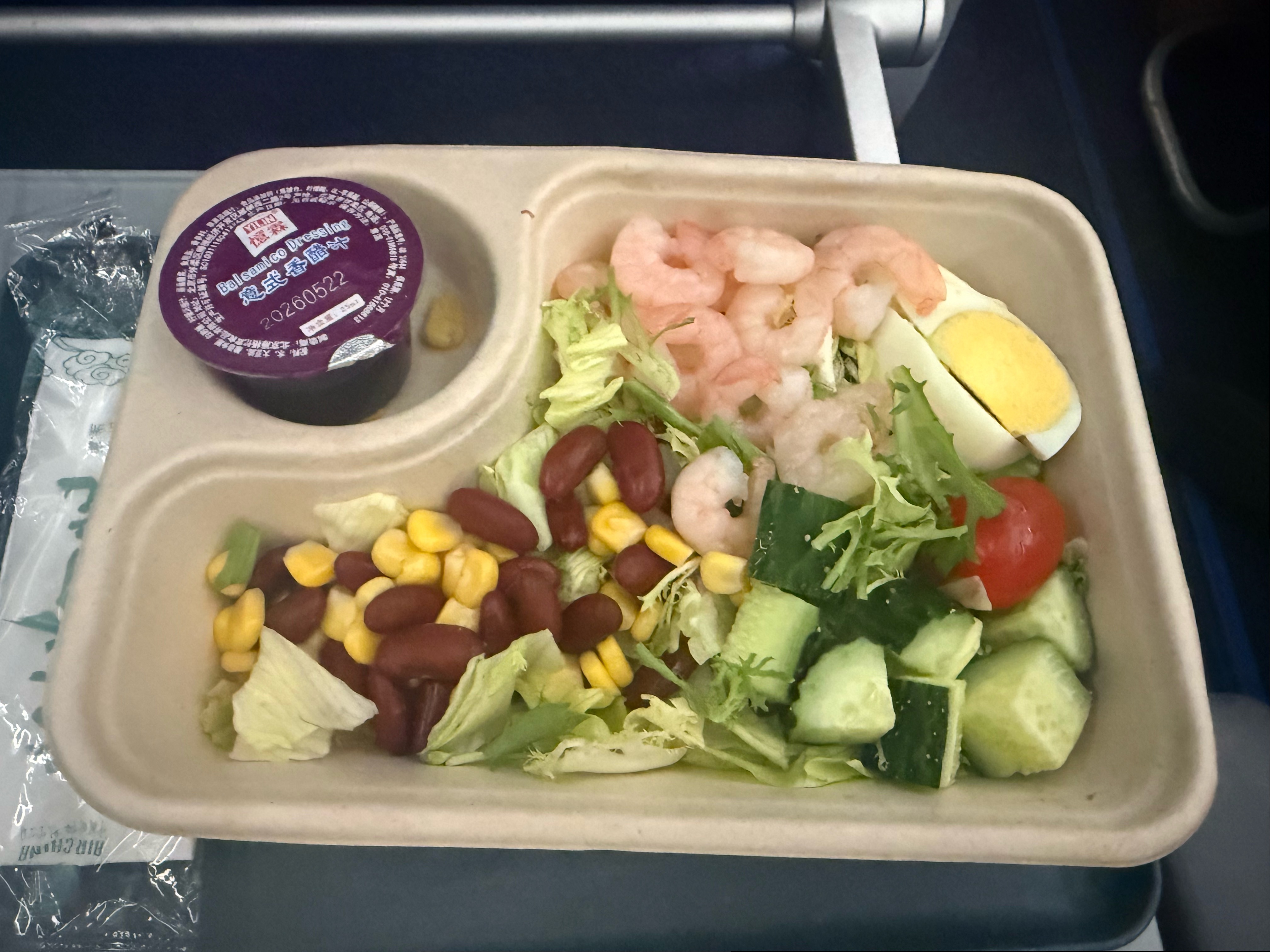 飞机上竟然可以提前选餐食于是我非常自律的选了轻食结果选的时候有多自信，吃的时候就