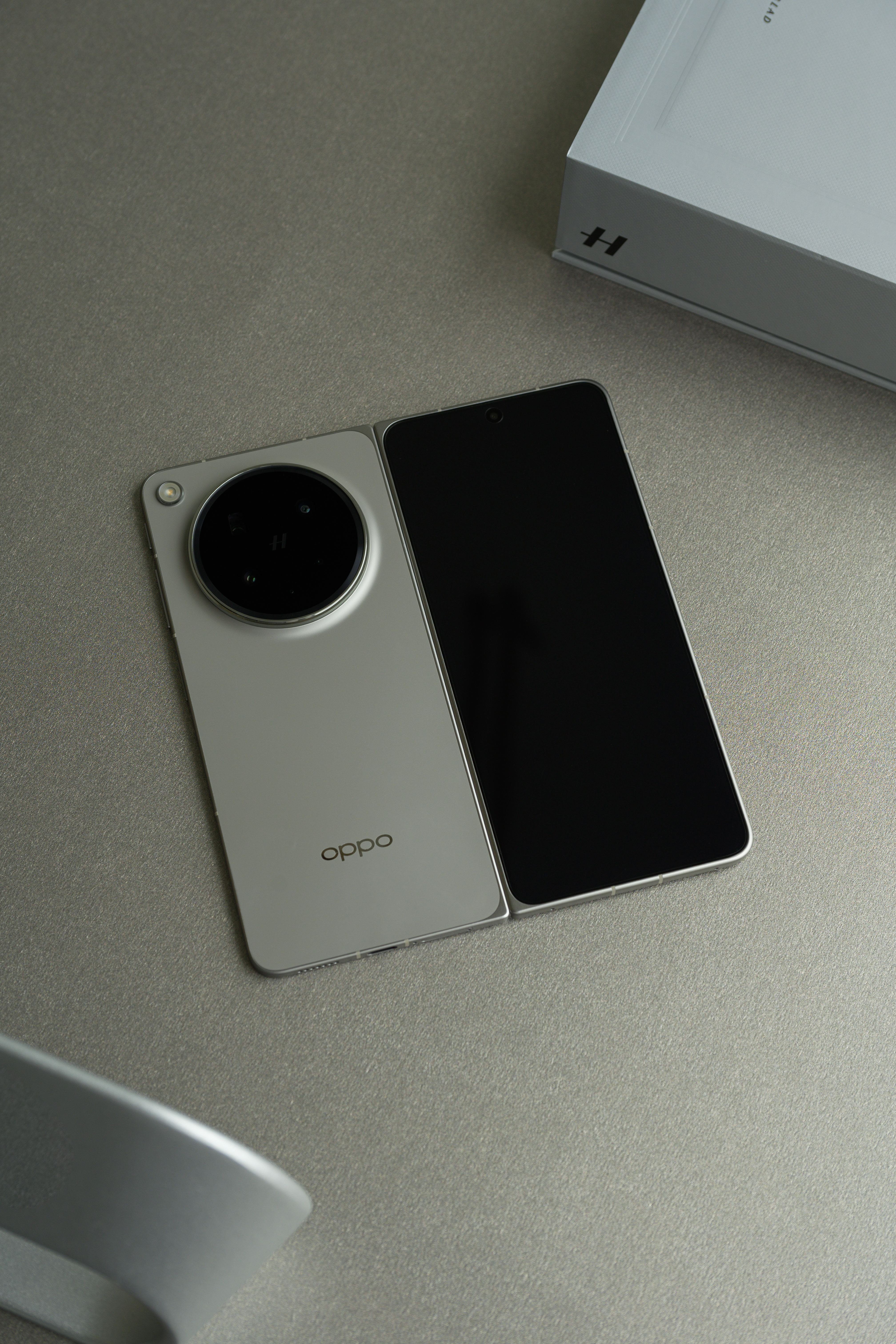 这是我们拍摄的 OPPO Find N6 『原钛』配色。讲道理，如果你要我说出对