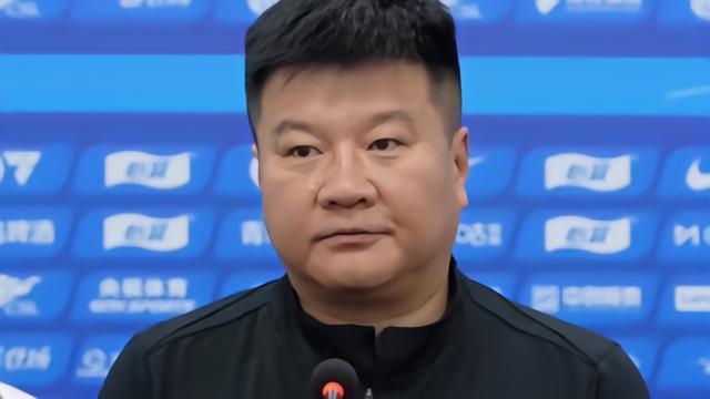 辽宁铁人俱乐部这边，突然来了个“重磅炸弹”官宣——李金羽，正式跟辽宁铁人足球俱乐