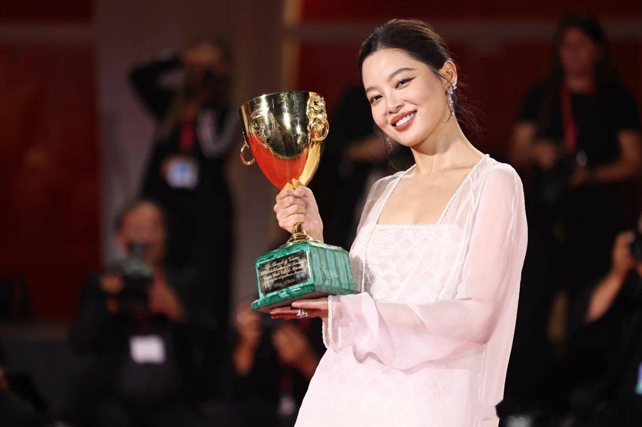 【辛芷蕾，威尼斯电影节影后！第三位获此奖项中国女演员】第82届威尼斯国际电影节最