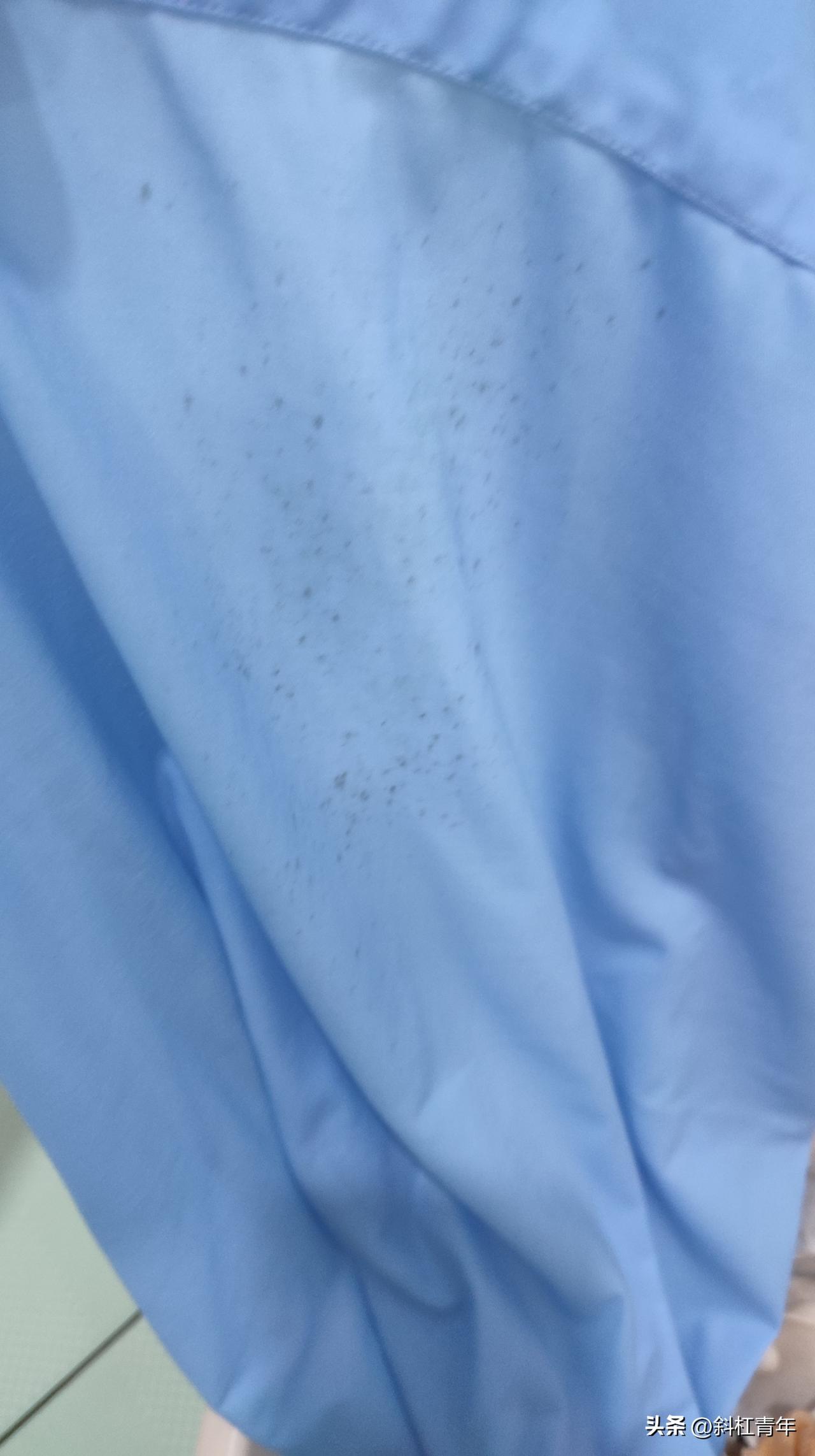 各位，我因为是卢彦祖的粉丝，今年在他这里买了一件短袖衬衫，才穿了一个多月，就在衬