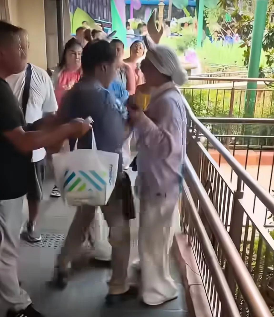 上海迪士尼。
两名南亚女子强行插队，工作人员礼貌将她们拦住，她们骂骂咧咧还要往前