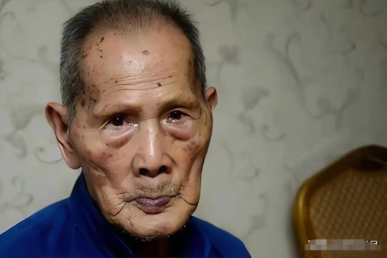 1941年，少尉排长林孝祥深夜潜伏水中布雷，左臂突然被咬住，钻心剧痛传来，他暗叫