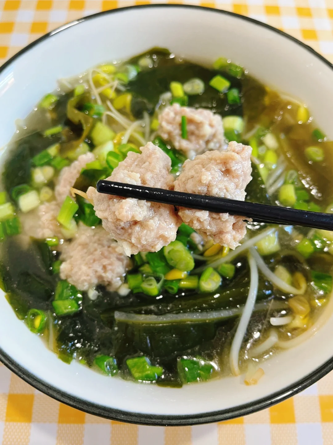 分享一道家常版海带豆芽肉丸汤，味道巨鲜美