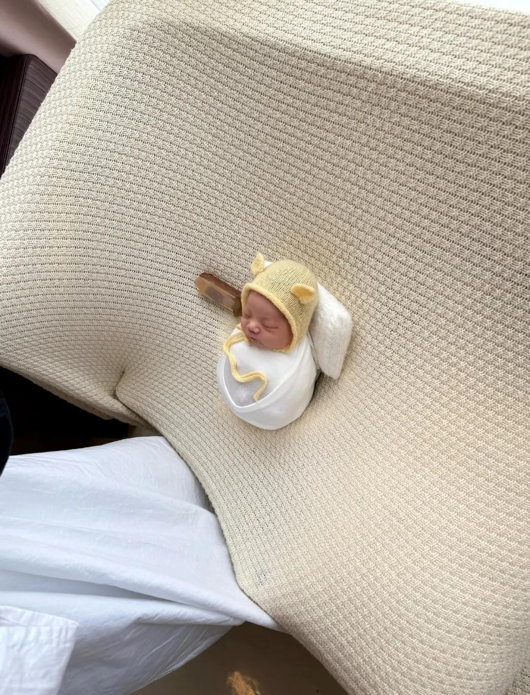 25后小孩哥报到，这么小一只，养大得花多少银子啊？[笑哭]