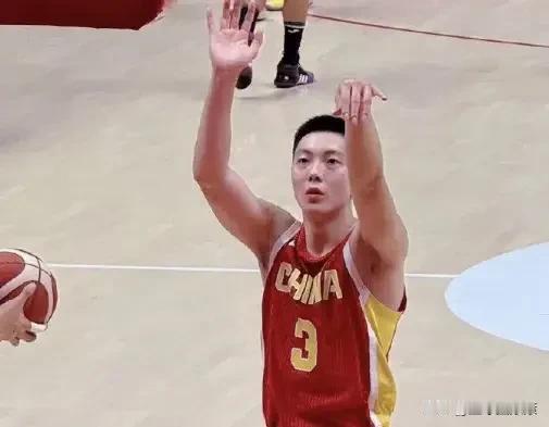 这是中国男篮的新一任国家队队长！
或许对于他来说， CBA联赛积累的荣誉已经足够