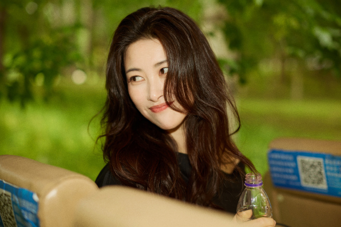 朱珠朱珠内娱收藏主理人总感慨朱珠的美感自带高级质感，根植于独到通透的审美品味，从