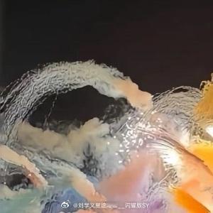 晚安心语 “你不是在‘结束’一天，而是在为新的黎明积蓄星光。闭上眼睛，宇宙正在为