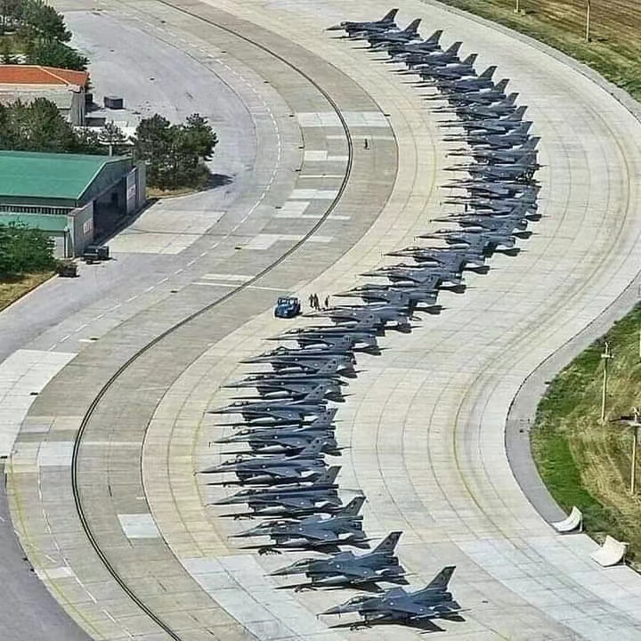国外空军装备的F-16战斗机，20多年前看到这样的照片感觉很震撼，如今看到这张照