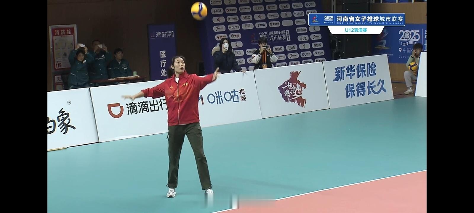 可可爱爱的朱婷，在孩子堆里不知道要干点啥！河南体育局的抖音在直播城市排球联赛郑州