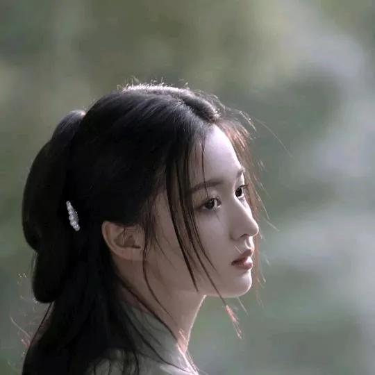 古风美女，清冷如霜，心如止水。温婉国风美人 温婉古风美女 淡雅汉服美女 古风清纯