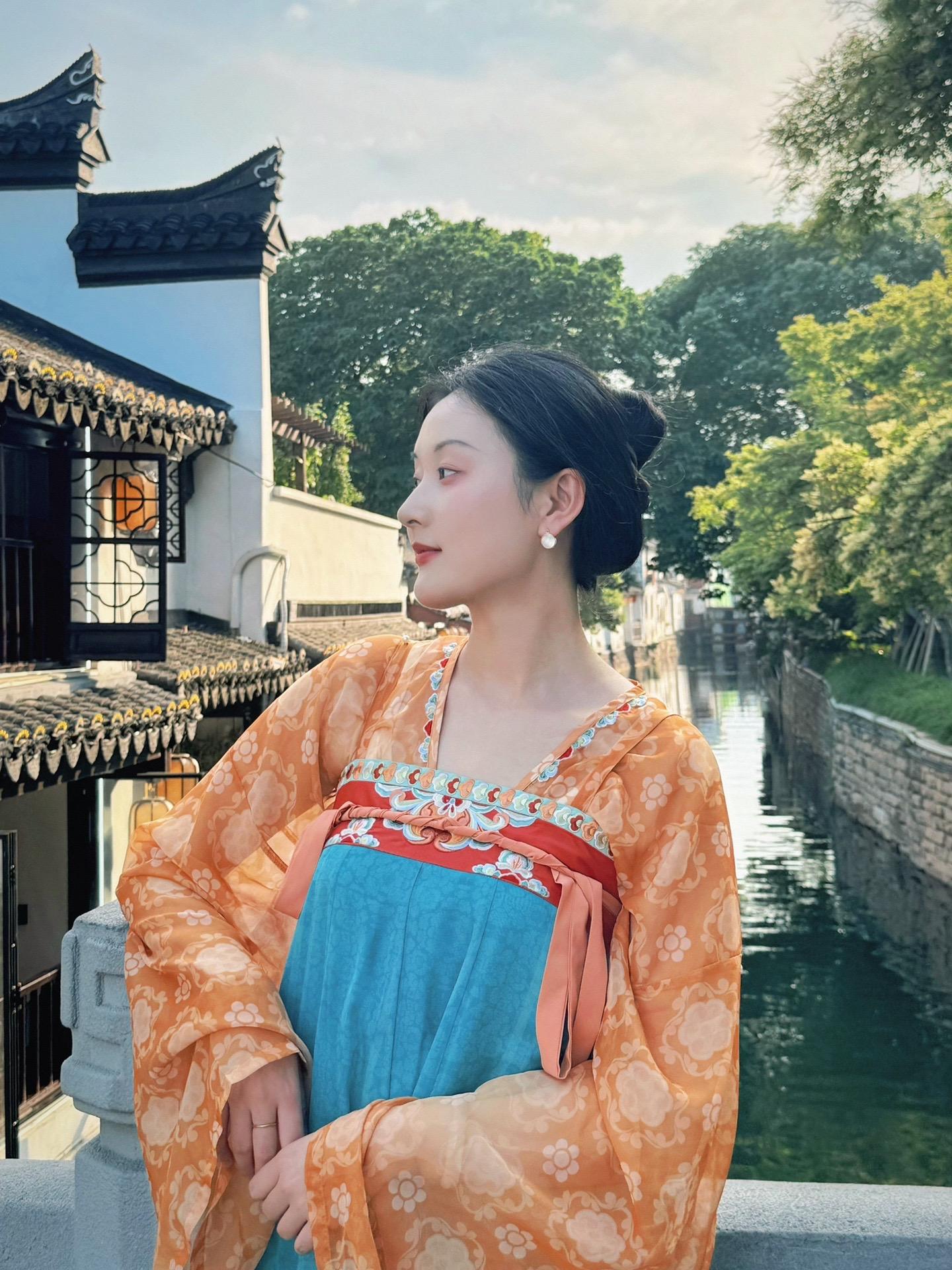何不与我 共赴江南。
