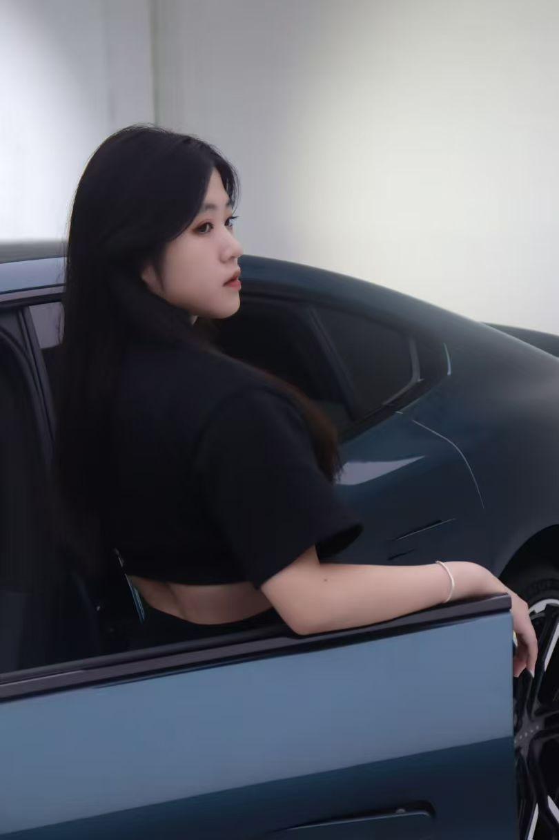 美女同事去体验全新小鹏 P7 了
真美啊（人美车也美）

来重点说说车：

“低