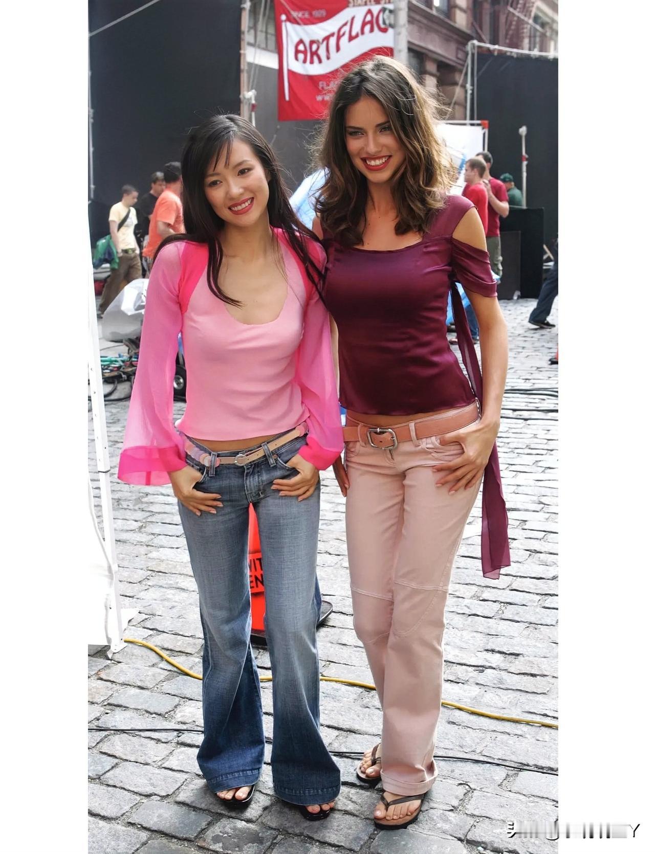 这张照片展现出了章子怡与维密超模2005年在纽约的情景，章子怡当时26岁，气场强