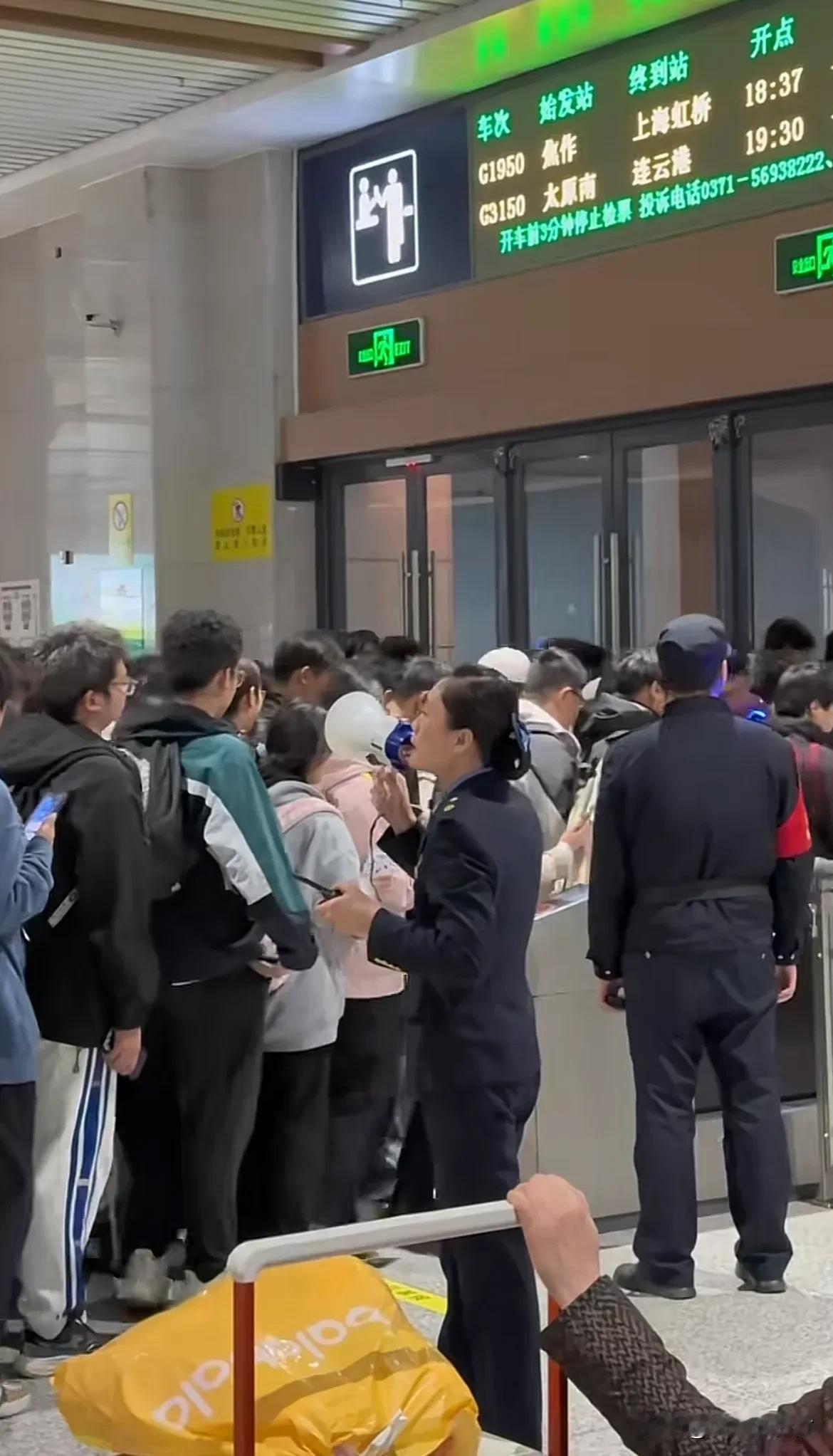 开封免费高铁把郑州夜骑开封的大学生拉回郑州了。还得把那么多的共享单车拉回郑州。