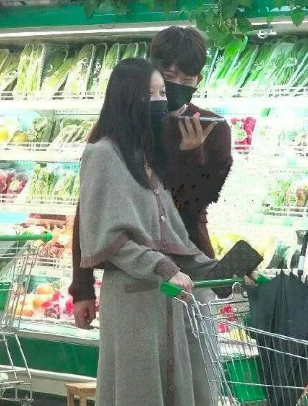 井柏然倪妮是Angelababy婚礼的伴郎伴娘他俩当年恋爱时一起逛超市买菜，被狗
