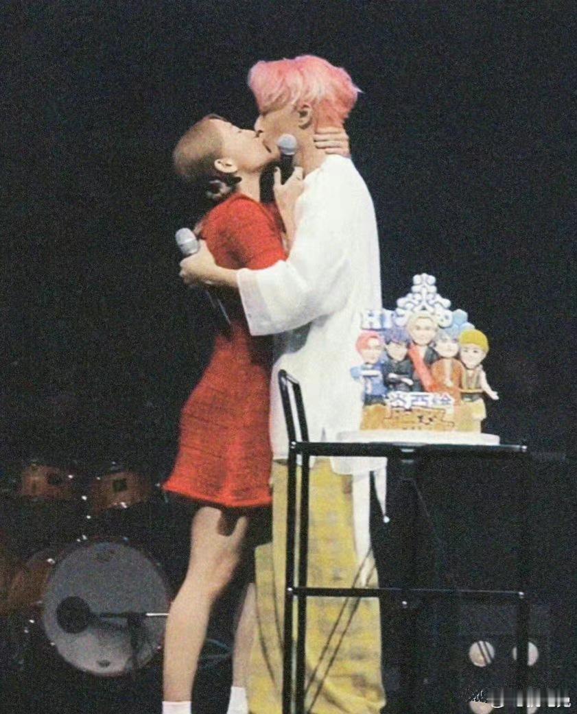 炎亚纶鬼鬼接吻，如果不是情侣的话，正常人就算是再好的朋友也不会接吻[二哈]这也太