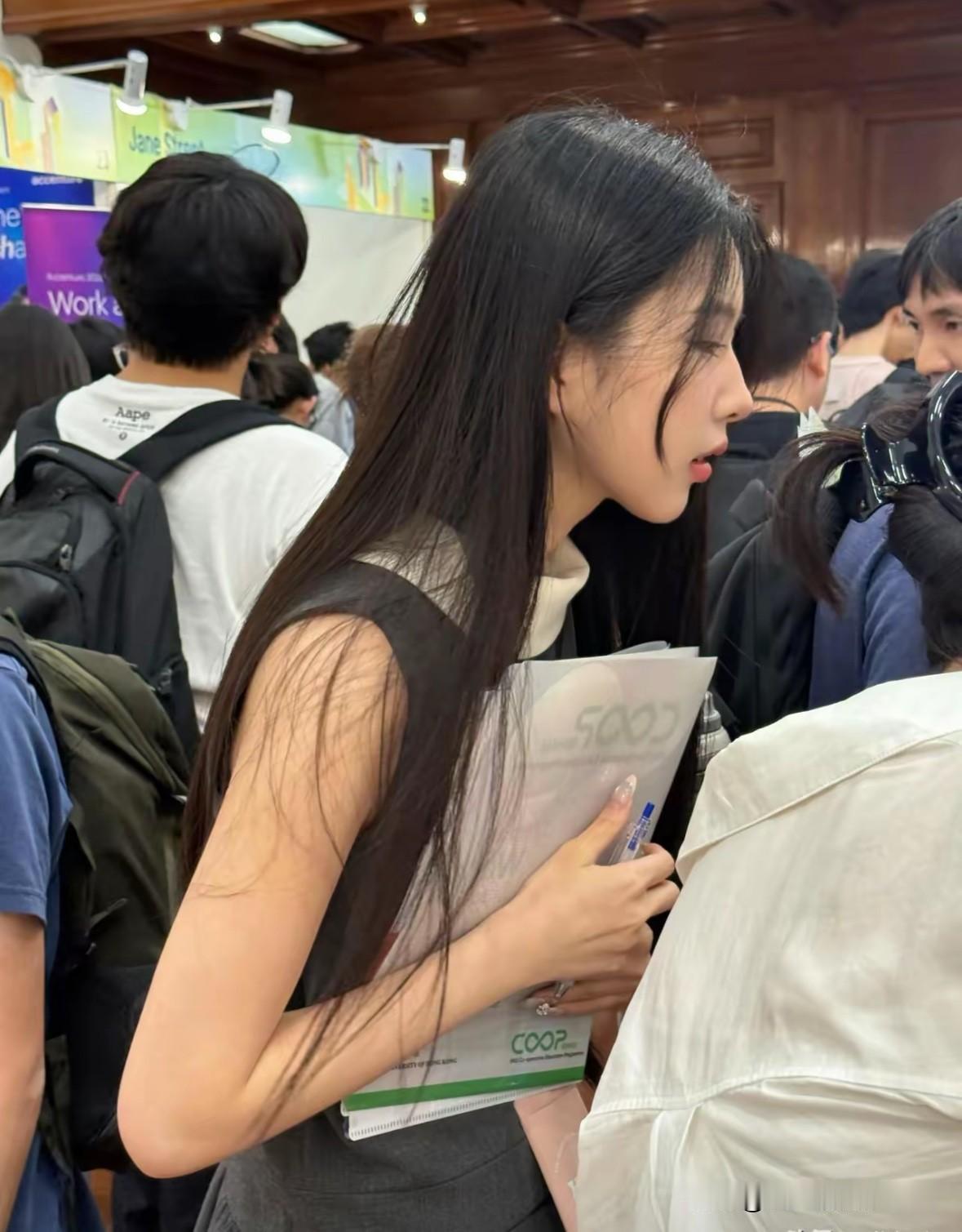 当前大环境不好这样的大美女也要为一份好工作努力奔波呢[心]