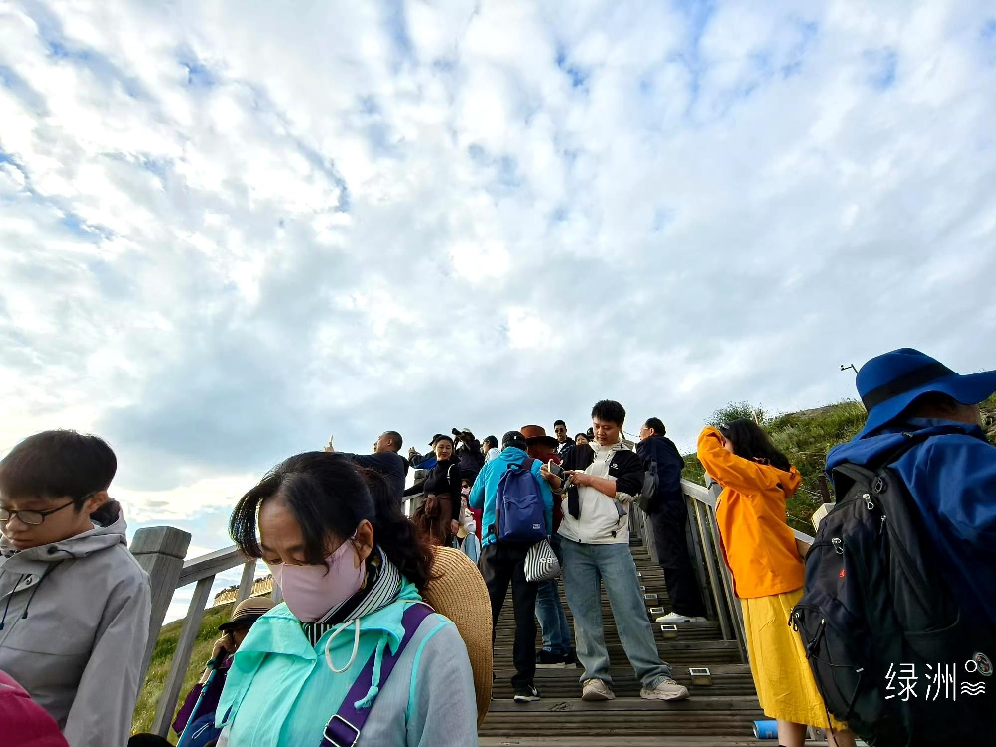 若尔盖黄河九曲第一湾｜日落时分，河湾镀金 若尔盖黄河九曲第一湾最美的时刻，莫过于