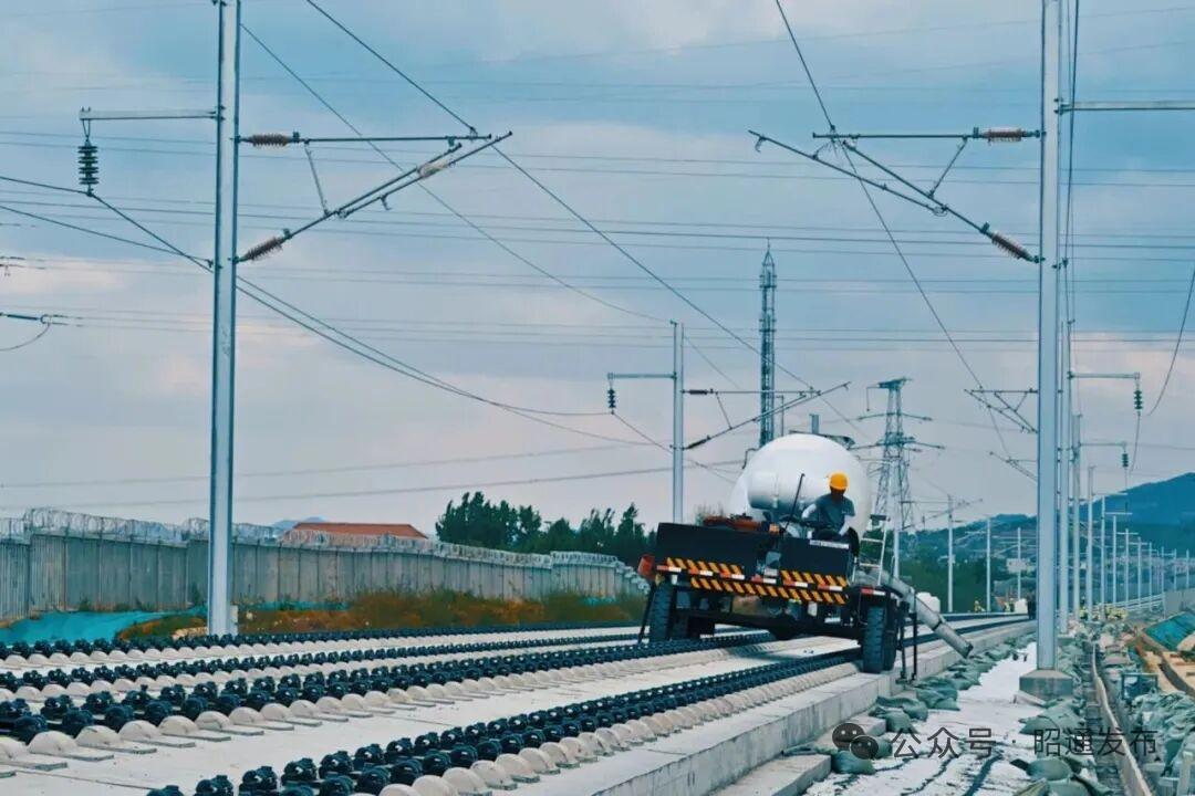 4月28日，位于昭通市昭阳区的渝昆高铁云南段首个配套供电工程八仙营牵引变220千