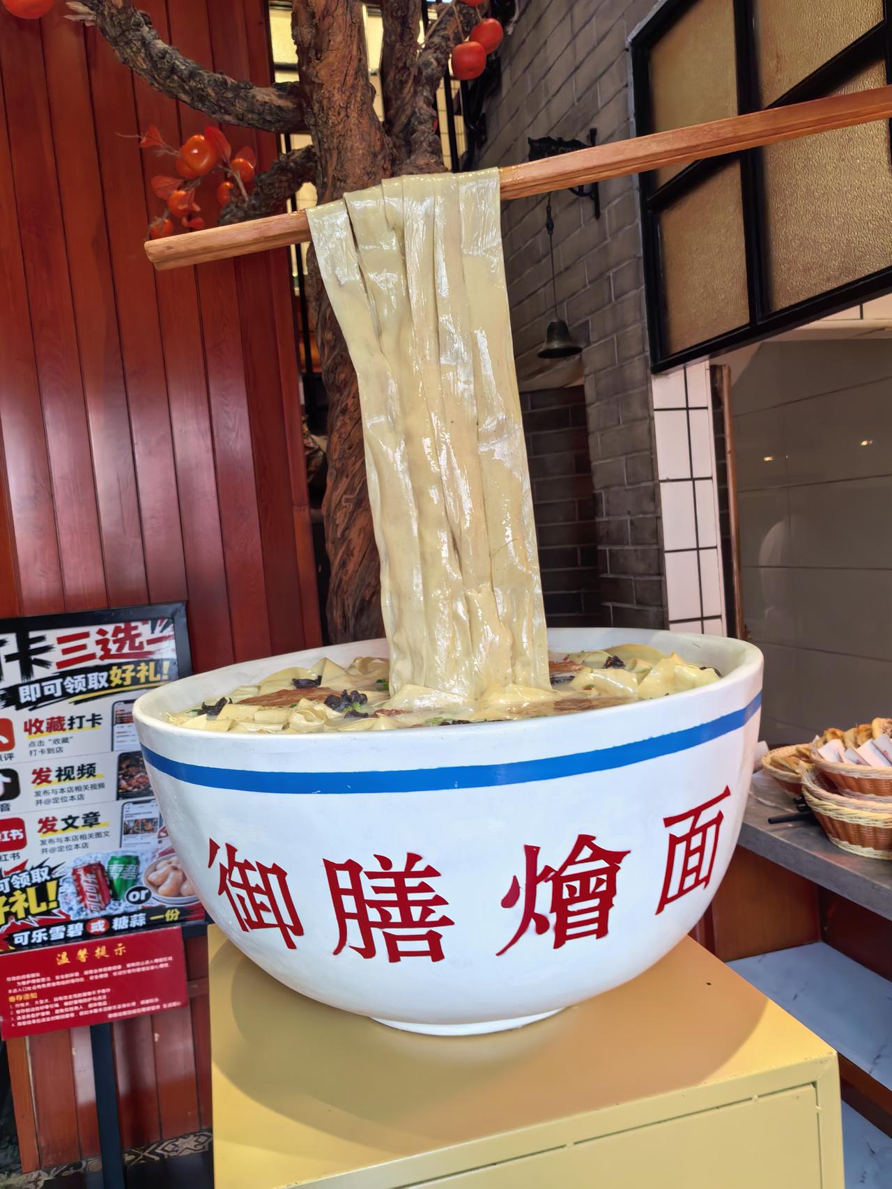 来到三门峡，吃完饭已是傍晚，随手搜到文博城，到现场直接傻眼，傍晚在三门峡，想找个