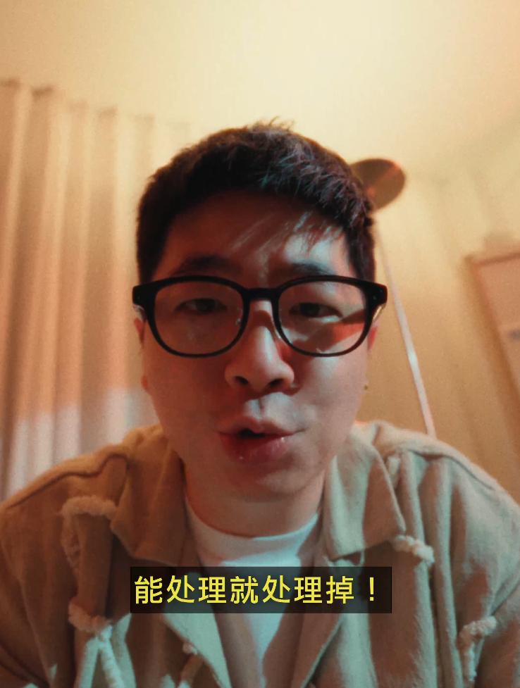 认真用手机居然违规了第一眼，扑面而来的上班气息，这不就是我吗？！纯牛马剪视频全靠