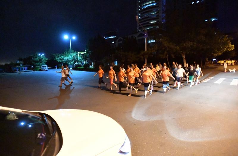 我还挺讨厌暴走团的。之前小区里有个暴走团，早上五点多就集合出发，固定路线来回差不