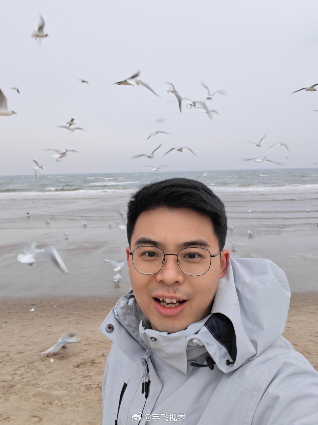 今天在阿那亚的海边，被一堆海鸥给包围了！起先我还以为它们会躲着人，结果完全不是那