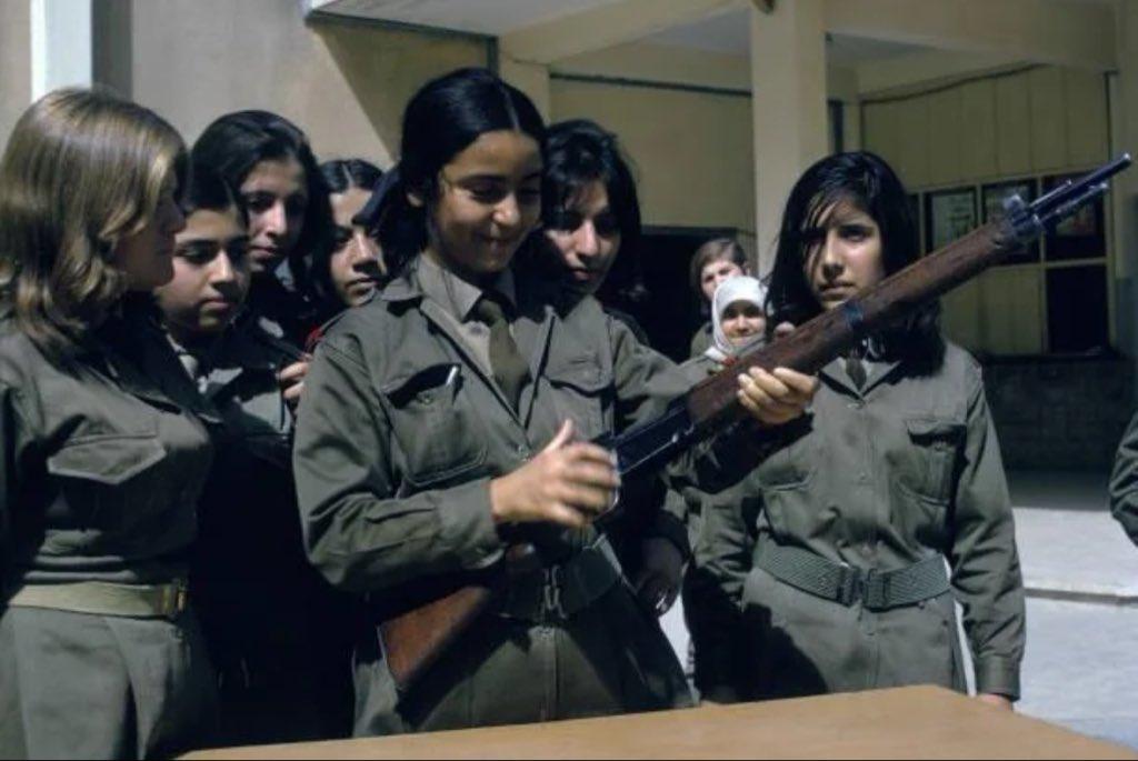 1973年，叙利亚女学生学习如何组装和拆卸步枪。