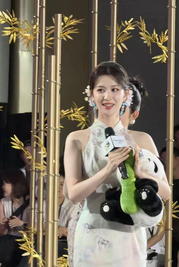 王楚然最新品牌活动，穿新中式旗袍身材凹凸有致，宛如东方美人 