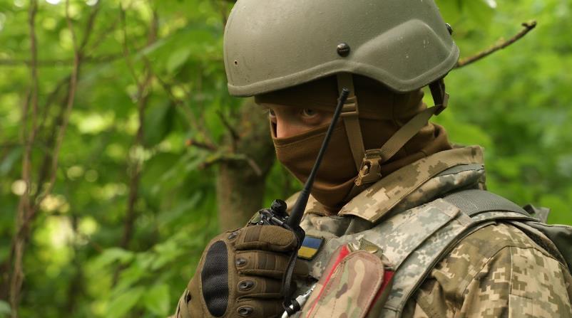 乌军前线士兵连续两周主动“投喂”俄军，随后主动向俄军投降
   一名乌克兰士兵在