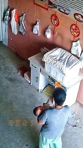 见过去店里搞“零元购”的，但你见过拿店老板抽屉里的钱，反手去买人家大白馒头的吗？