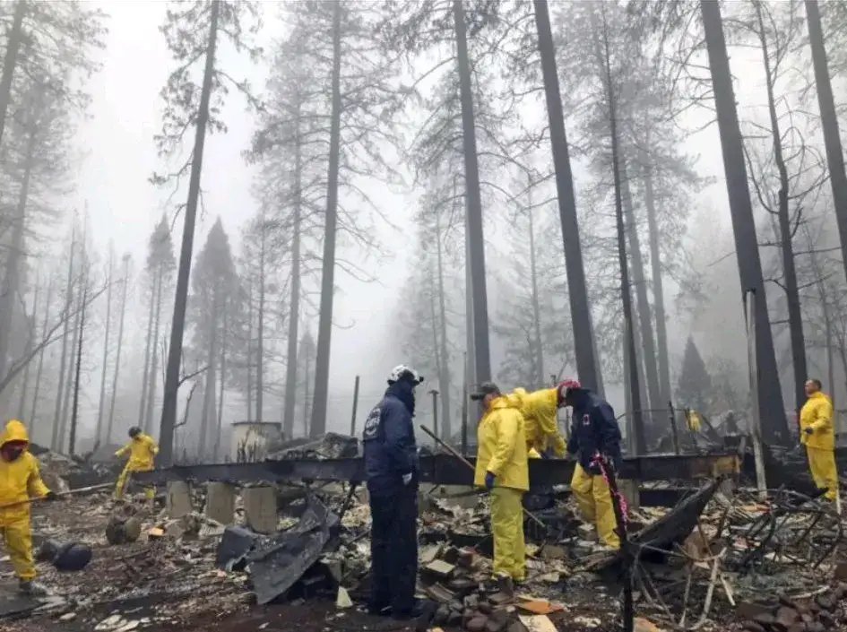 川普视察加州后第二天突降大雨，浇灭了连续肆虐16天的山火，天选之人天气预报本来说