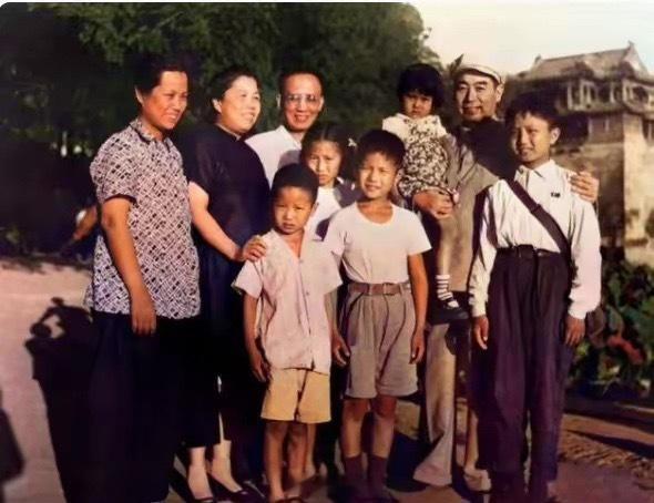 周总理邓颖超与郭沫若一家游颐和园，总理抱娃搂肩，尽显对孩子的喜爱。
