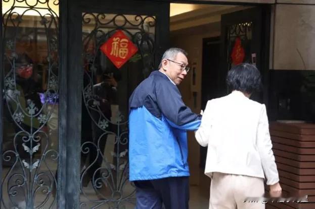 赖清德不高兴了。柯文哲交保3000万后，中午1点左右打车返家，哽咽着说，我不会贪