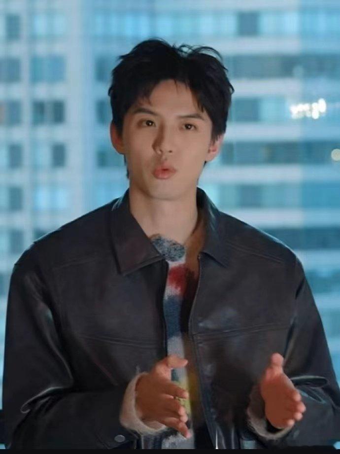 尚雯婕推荐周峻炜上披哥伦敦合伙人尚雯婕询问年龄后，表示三十岁的周峻炜，年龄条件很
