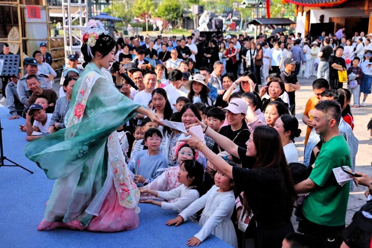 穿越大宋！十里长街交子传奇火爆出圈

路桥十里长街推出沉浸式文旅IP《十里·交子