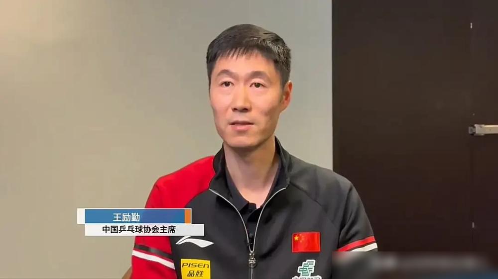 王励勤上任第一把火，烧向了“自己人”。
重庆丢冠后，他亲自带队封训40天。但这