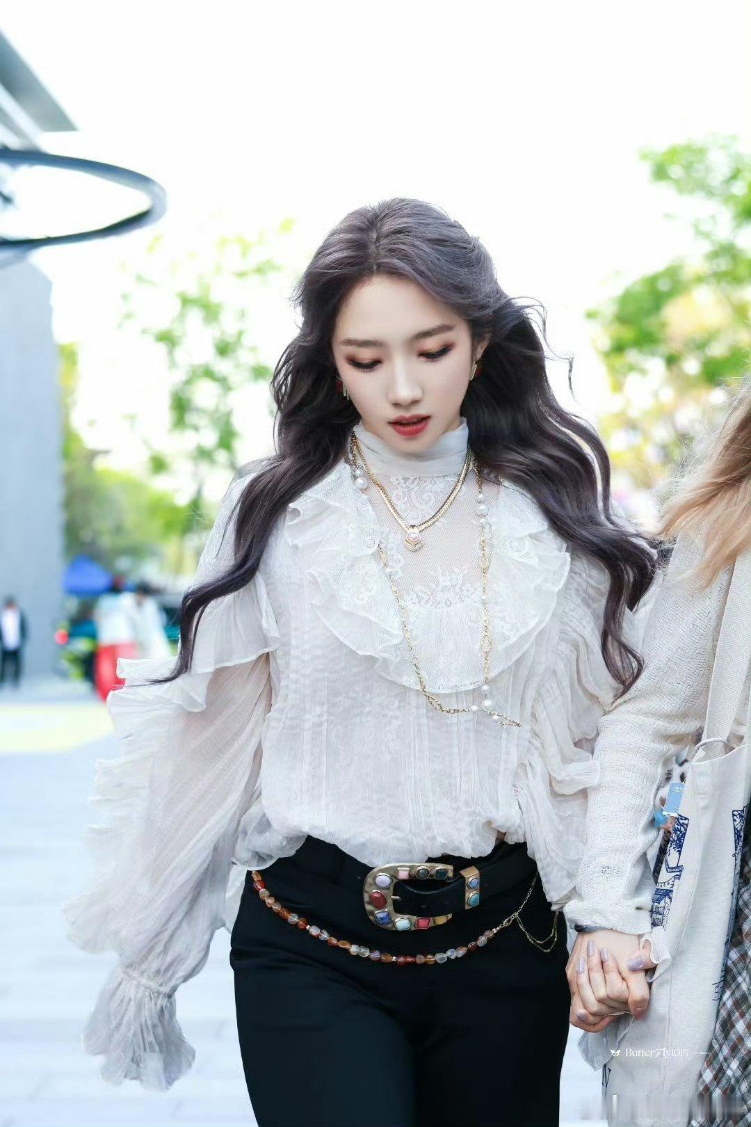 孟美岐出道十年更松弛了孟美岐坦言十年变化超真实，比起从前更松弛更乐观，心态真的越