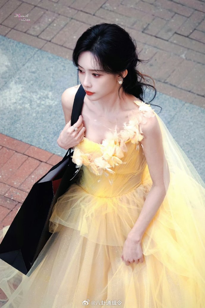别家站姐拍的孟子义 各家站姐发的孟子义愚人节站姐团建 别家站姐拍孟子义这组图，我