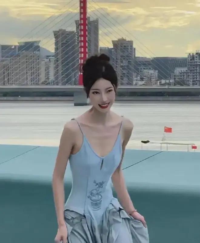 女明星的审美越来越畸形，看到演员王若曦这状态还以为她生病了，没想到她是追求骨瘦美