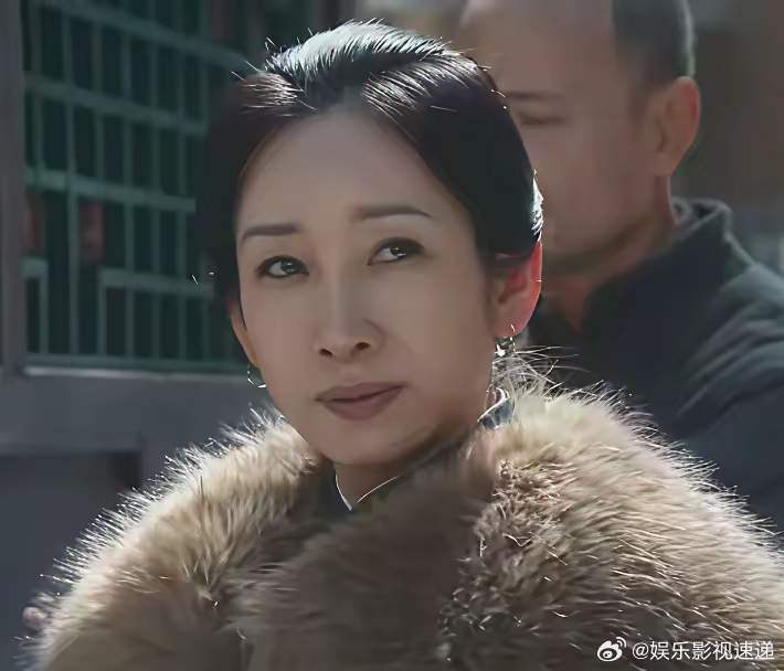 《生万物》原著中，费左氏二十二岁时丈夫去世，她想给64岁的公公续弦，就去问父亲，