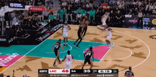 战斧劈扣！文班亚马这球预定今日五佳球！
在今天NBA常规赛马刺对阵快船的第二节比