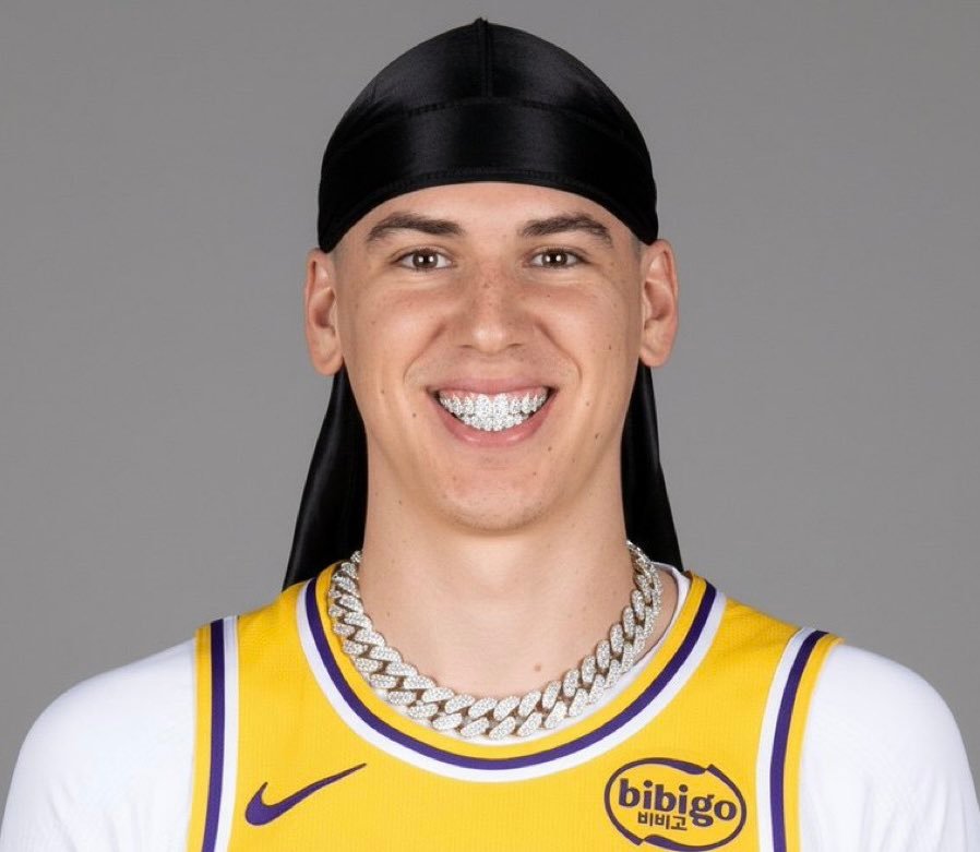 拉拉维亚今天打几分？13中10，三分3中2，25分8板3助4抢断。湖人 ​​​