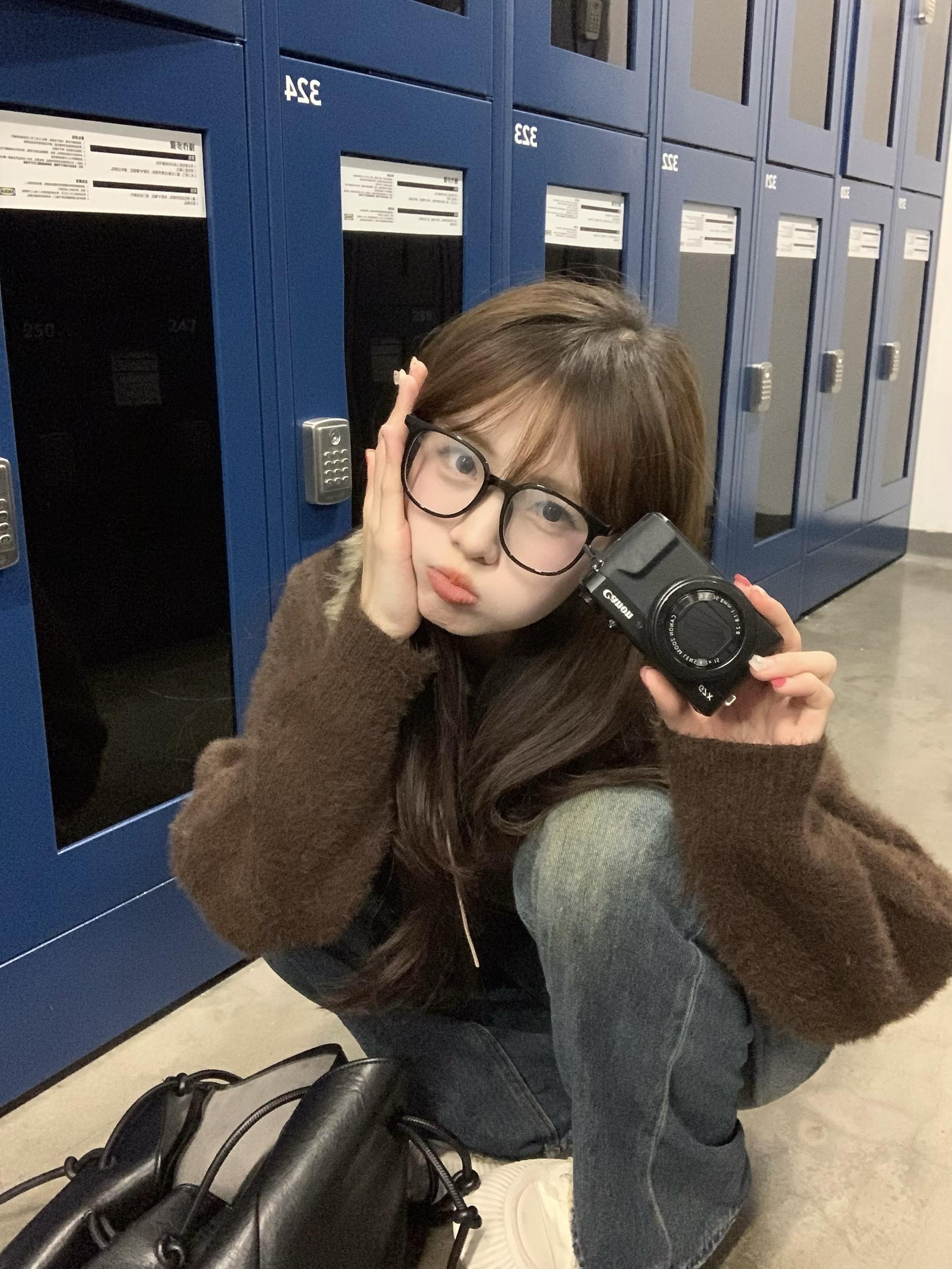 注意看 这个女人叫小美。