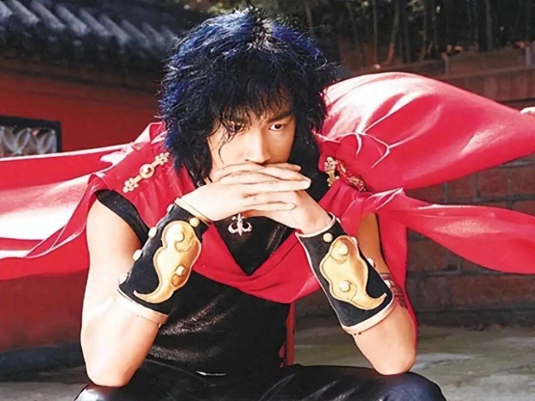 何润东做梦也没想到，自己突然又红了。不怕打仗抹粉底，最怕武将作对比。张凌赫饰演的